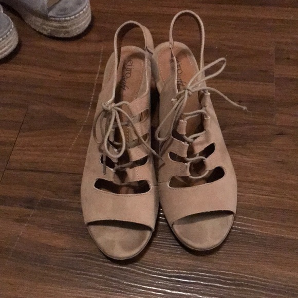 Shoes with a heel - Picture 2 of 3